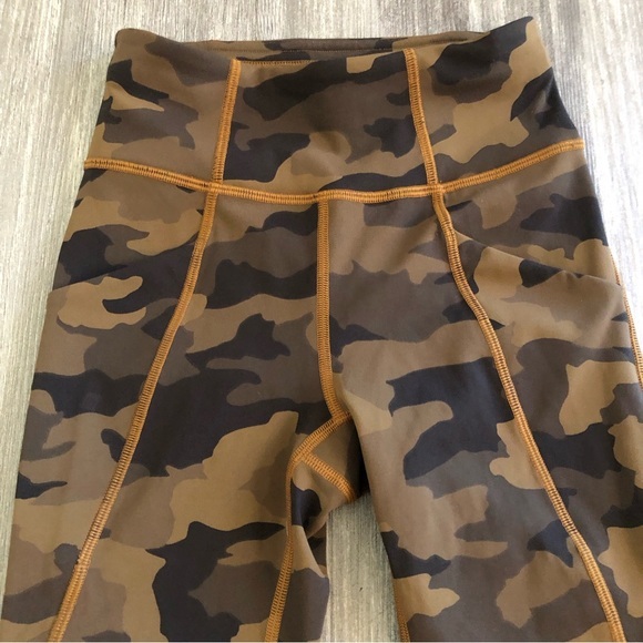 Lululemon Time To Sweat Crop Legging Sz‎ 0 Camo - Picture 4 of 11